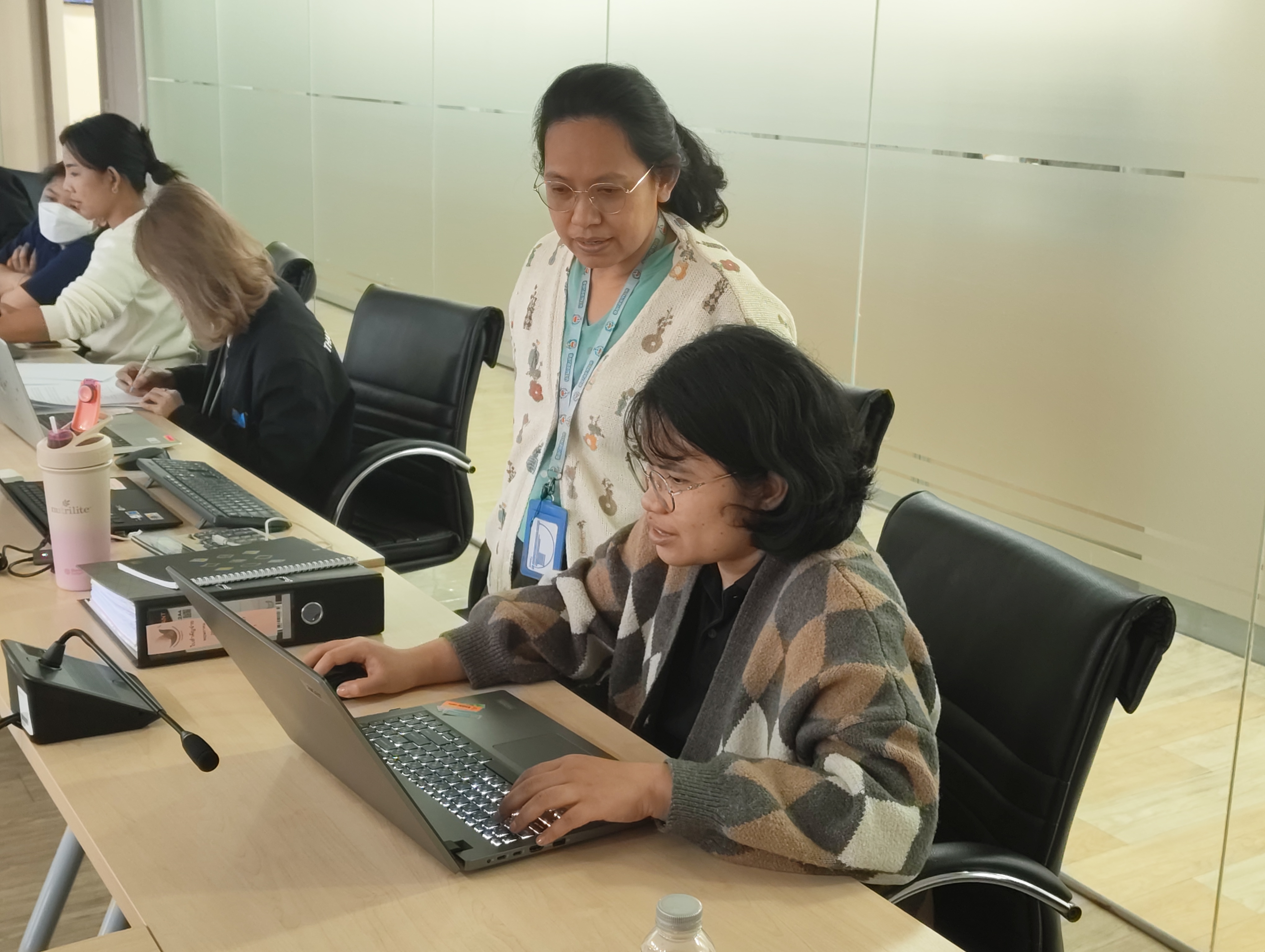 ทีมงานให้คำแนะนำการใช้งานระบบแก่เจ้าหน้าที่กองทุนฯ