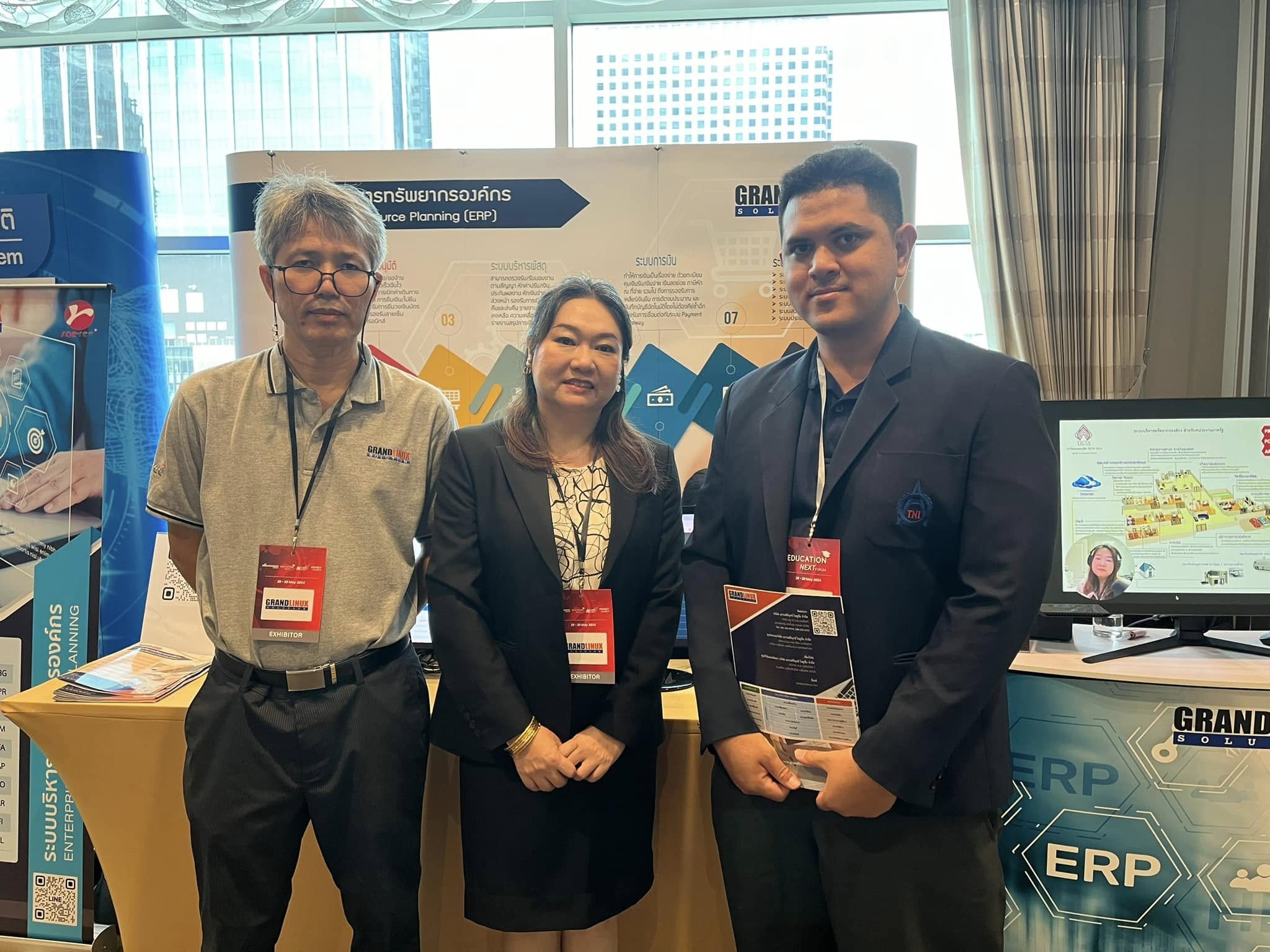 ทีมงาน Grand Linux Solution ที่บูธงาน Education NEXT 2024